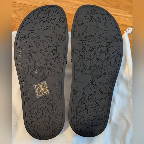 NEW Versace Black Pool Slide Sandals with Gold Medusa Head - Picture 5 of 16